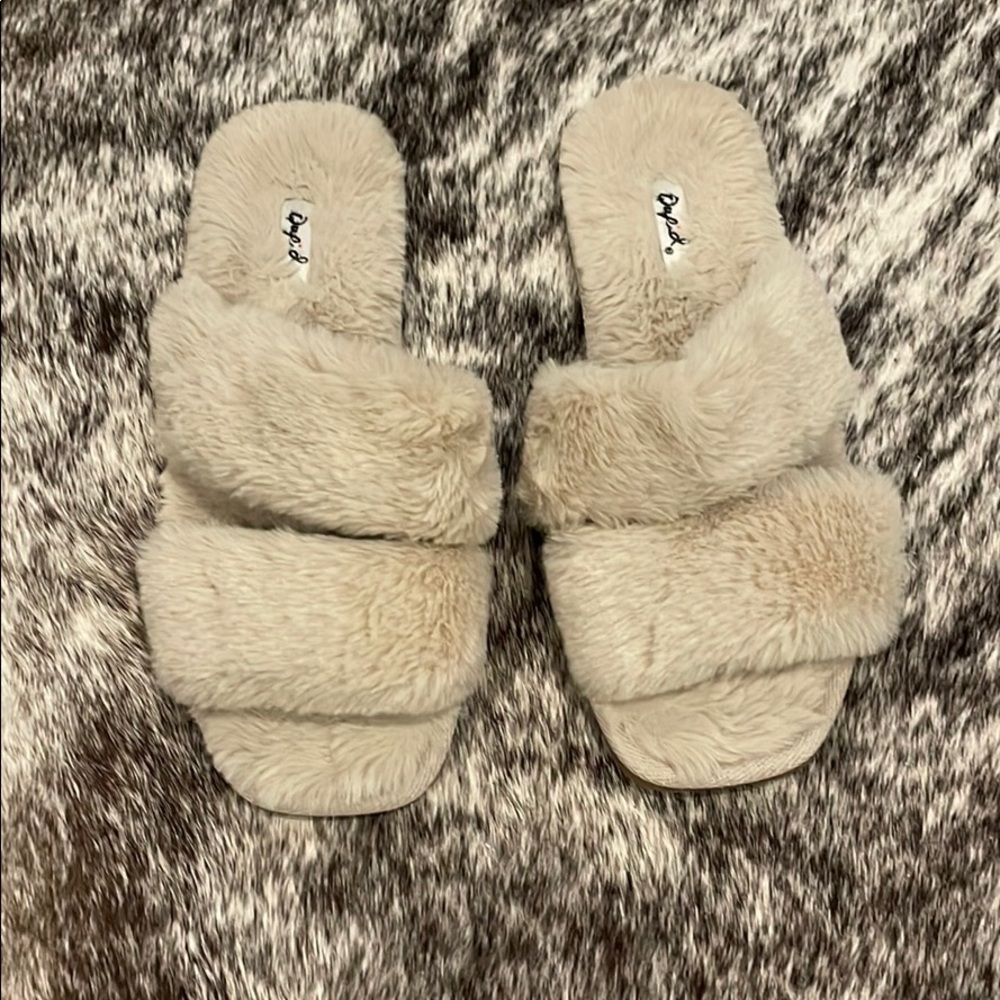 Qupid Slippers- size 8